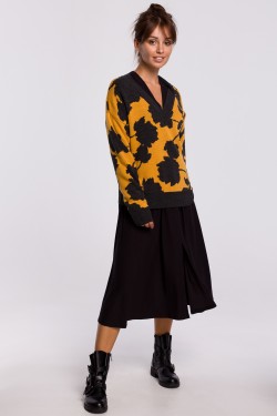 Sweter w kwiaty, dekolt w serek - musztardowo/czarny